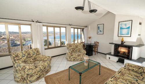 Apartment with Lake View