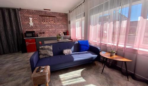 Deluxe Studio