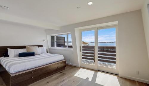 One-Bedroom Apartment with Sea View and Balcony