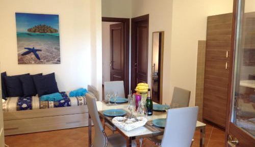 One-Bedroom Apartment with Living Room and Garden