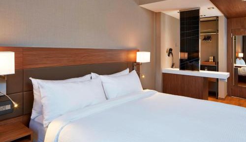 King Room with Roll-in Shower - Mobility Accessible