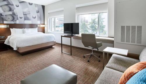 King Studio with Sofa Bed and Skyline View - Hearing Accessible