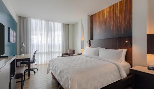 Standard King Room with City View - High Floor