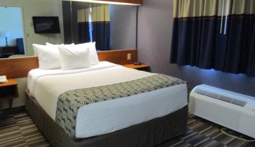 One-Bedroom Deluxe Queen Suite - Non-Smoking