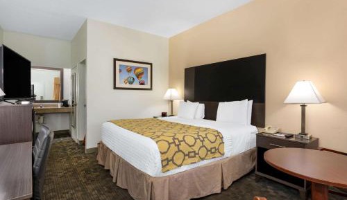Deluxe King Room with Bath Tub - Mobility/Hearing Accessible - Non-Smoking