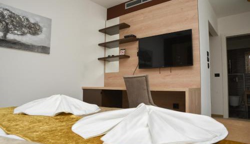 Deluxe Double Room with Shower