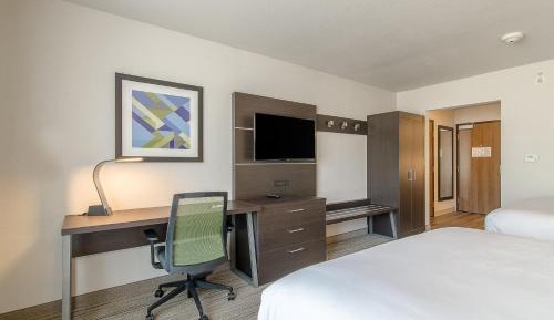 Large Standard Queen Room with Two Queen Beds