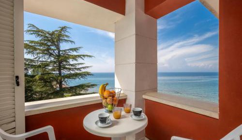 One-Bedroom Apartment with Sea View