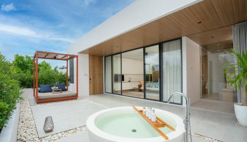 One-Bedroom Suite with Outdoor Bathtub