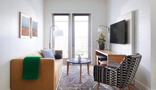 1 Bedroom Designer Furnished Apt in East Austin