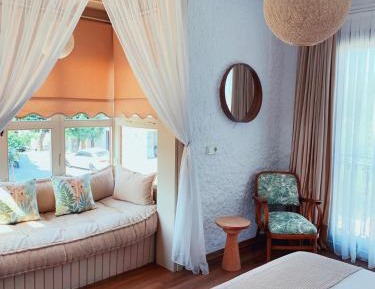 Deluxe Double Room (2 Adults + 1 Child)