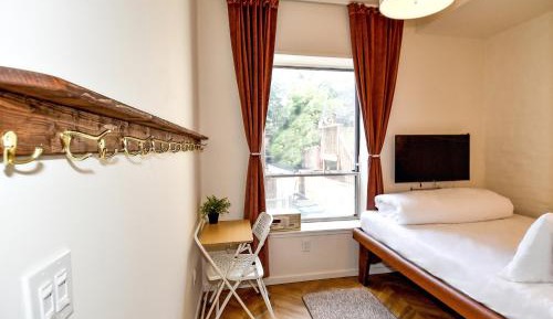 Lobby Level Deluxe Queen (Accessible) (Plus Extra Fold-Out Floor Mattress)