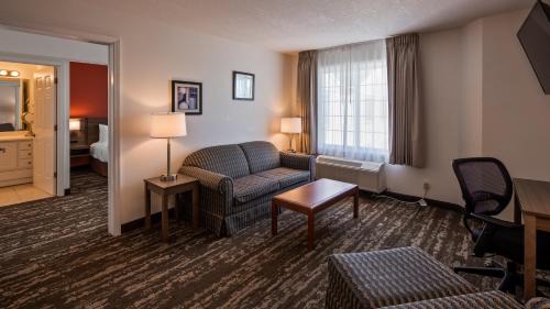 Queen Room with Mobility Accessible Walk-In Shower