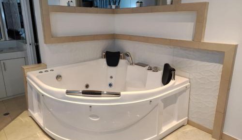 Studio with Spa Bath