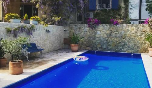 Apartment with Pool View 