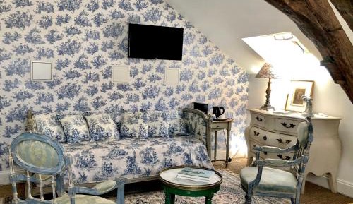 Deluxe Room (2 Adults + 1 Child)