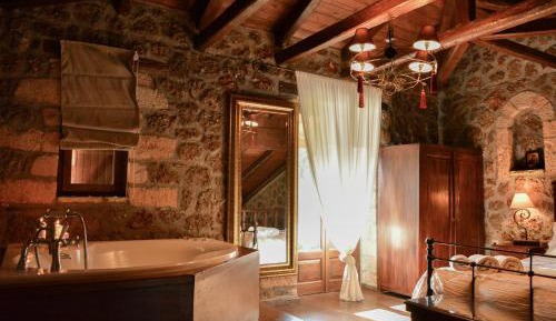Luxury Suite with Spa Bath and Fireplace