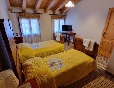 Quadruple Room with Private Bathroom