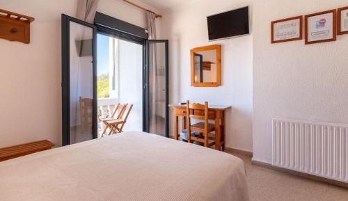 Single room with double bed or two beds with partial sea view