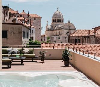 Superior Two-Bedroom Apartment with Terrace and Hot Tub