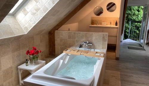 Queen Suite with Spa Bath