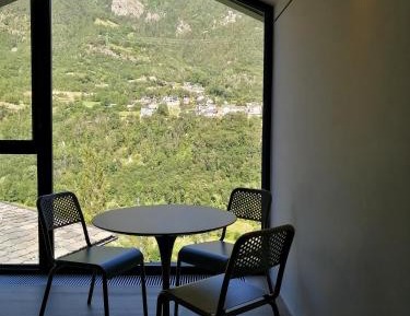 Apartment with Mountain View