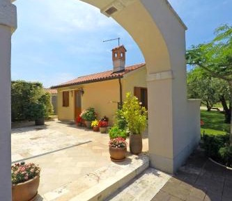 Apartment with Garden View