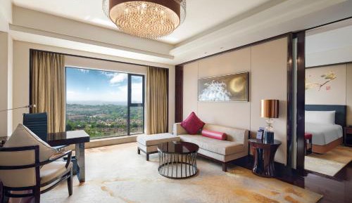 One-Bedroom Suite Lounge Access