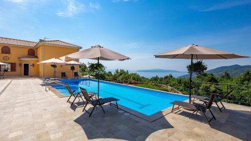 Studio with Terrace and Sea View