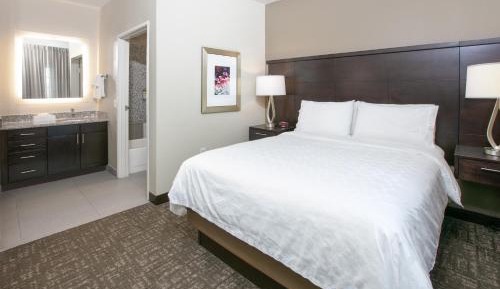 One-Bedroom Queen Suite