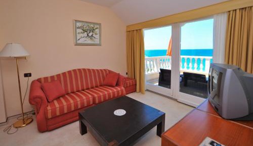 One-Bedroom Suite with Terrace and Sea View