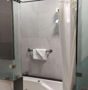 Queen Room with Spa Bath