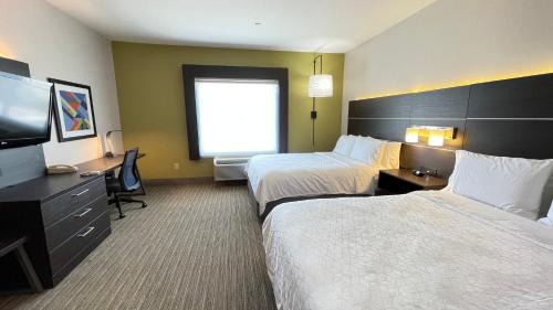 Standard Queen Room with Two Queen Beds and Mobility Accessible Tub