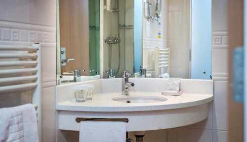 Twin Room with Private Bathroom