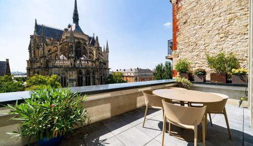 Two-Bedroom Suite KNOEBEL with Terrace