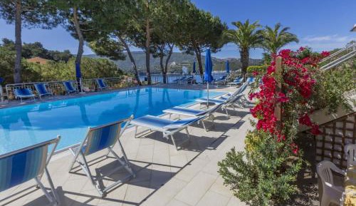 Apartment with Pool View 