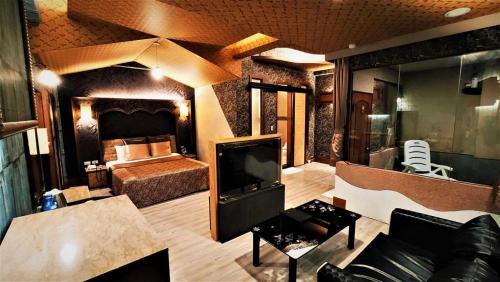 Superior Double Room with Hot Spring (Check-in after 21:00PM)	