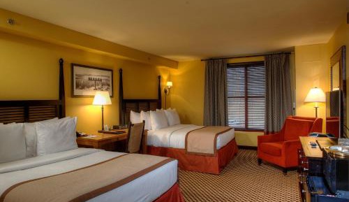 Deluxe Double Queen Room