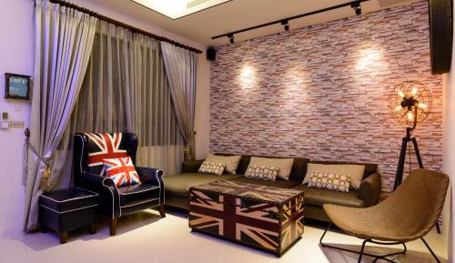 Queen Room with Shared Bathroom