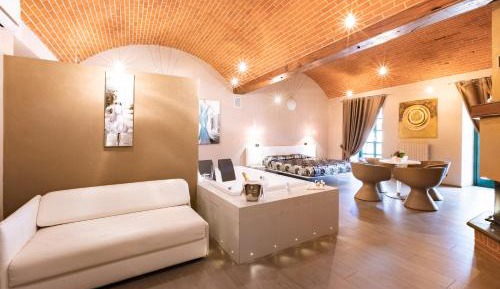 Suite with Hot Tub