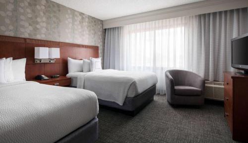 Guestroom Two Queens-Hearing Accessible 
