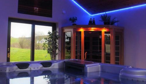 Three-Bedroom House(Millstone Cottage No.3) w/ Hot Tub & Sauna