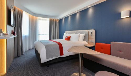 Standard Queen Room with Single Sofa Bed - Free Breakfast