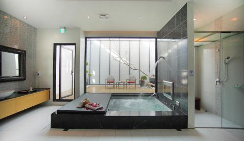 Deluxe Double Room with Bath (Check-in after 22:00)