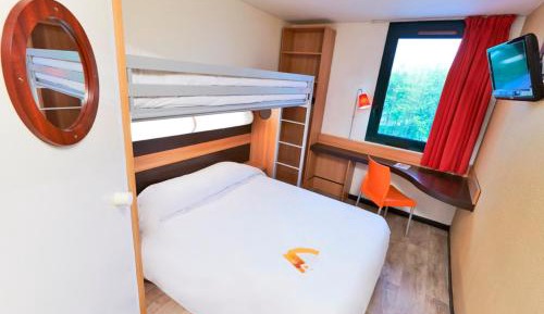 Triple Room (1 Double Bed + 1 Single Bed)