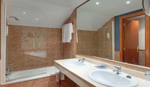 Family Room (2 Adults + 2 Children)