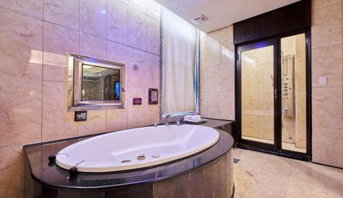 Queen Room with Spa Bath