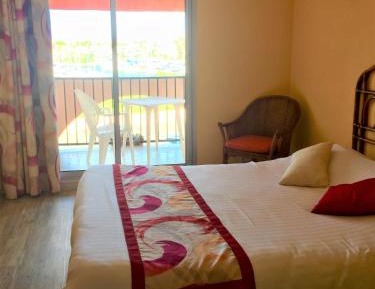 Chambre vue port, terrasse et climatisation