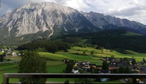 Apartment with Mountain View