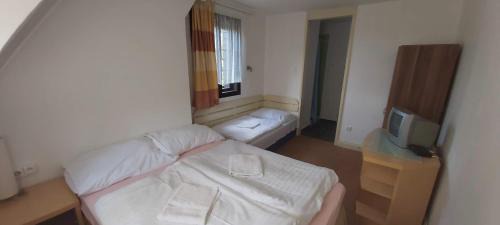 Standard Triple Room with Private Bathroom